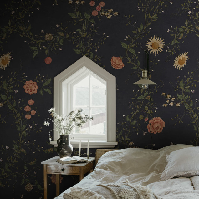 Tapet floral bleumarin într-o bucătărie rustică