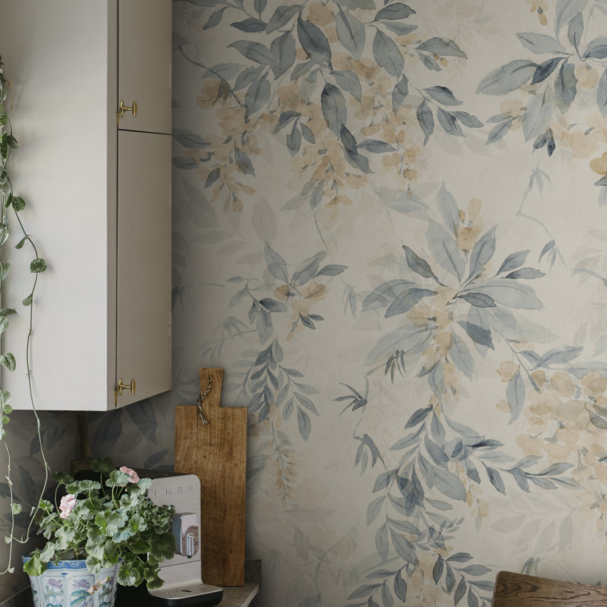 Tapet floral terracotta într-o cameră de zi