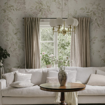 Tapet floral pastelat în living
