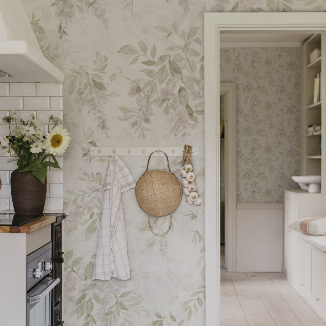 Tapet floral pastelat în living