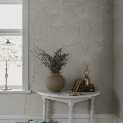Tapet floral gri în decor interior elegant