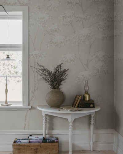 Tapet floral gri în decor interior elegant