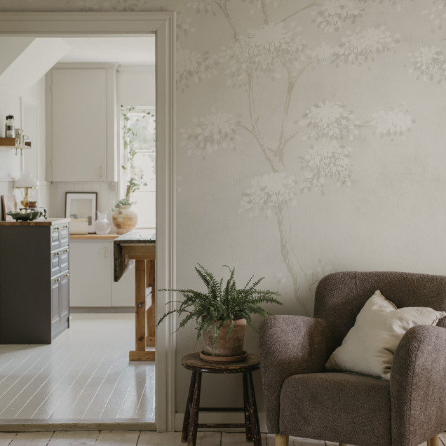 Tapet floral gri în decor interior elegant