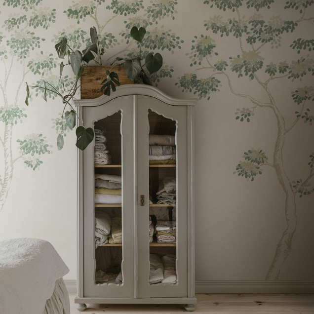 Tapet cu design floral verde într-o cameră cu sobă