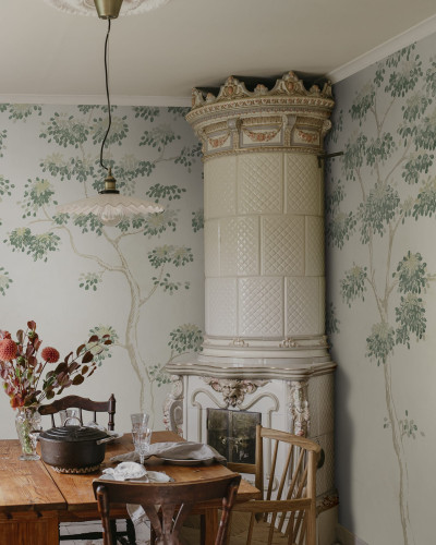 Tapet cu design floral verde într-o cameră cu sobă