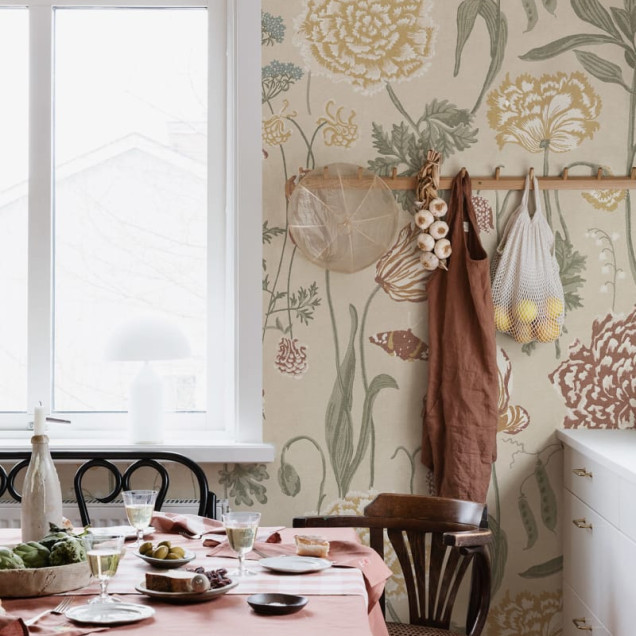 Tapet floral cu un design delicat și elegant, Aurelie Mural Sand, este o alegere perfectă pentru a crea o atmosferă romantică și primitoare în dormitor.