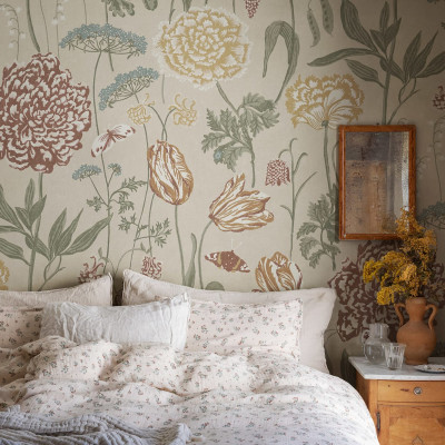 Tapet floral cu un design delicat și elegant, Aurelie Mural Sand, este o alegere perfectă pentru a crea o atmosferă romantică și primitoare în dormitor.