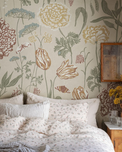 Tapet floral cu un design delicat și elegant, Aurelie Mural Sand, este o alegere perfectă pentru a crea o atmosferă romantică și primitoare în dormitor.