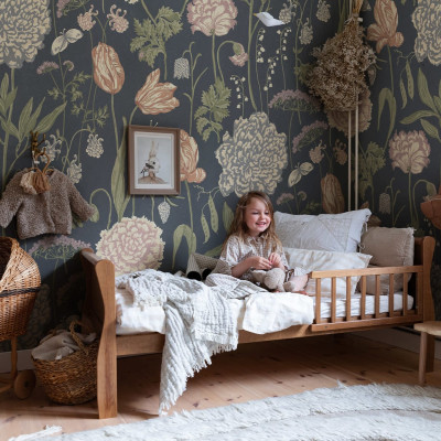 Tapet floral Aurelie Mural, albastru închis, cu un model delicat de flori, perfect pentru a decora camera ta.