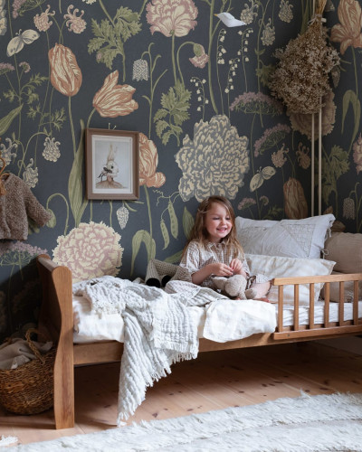 Tapet floral Aurelie Mural, albastru închis, cu un model delicat de flori, perfect pentru a decora camera ta.