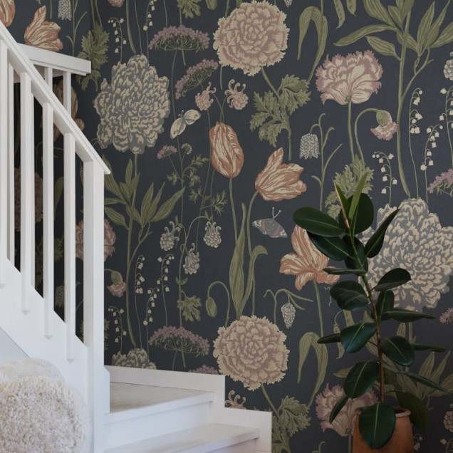 Tapet floral Aurelie Mural, albastru închis, cu un model delicat de flori, perfect pentru a decora camera ta.