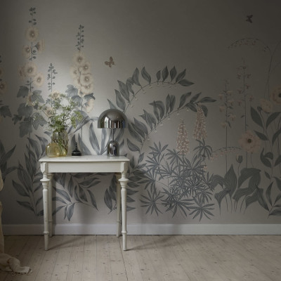 Tapet floral albastru indigo într-o cameră decorată