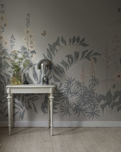 Tapet floral albastru indigo într-o cameră decorată