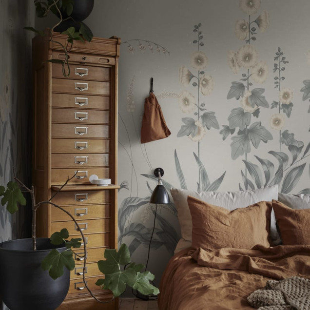 Tapet floral albastru indigo într-o cameră decorată