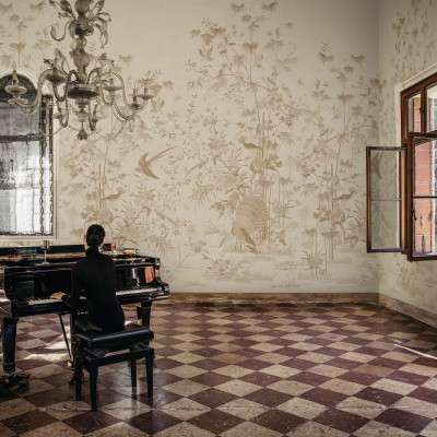 Tapet bej cu motive chinoiserie într-o cameră elegantă