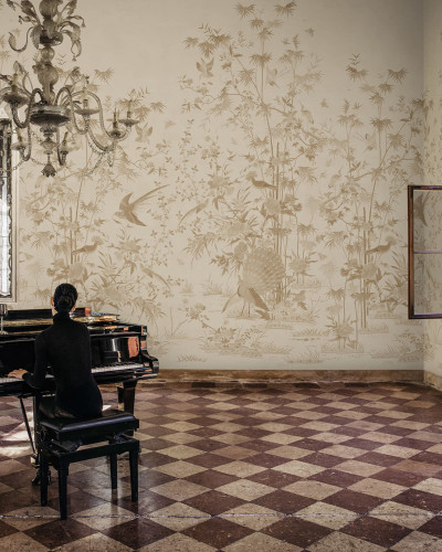 Tapet bej cu motive chinoiserie într-o cameră elegantă