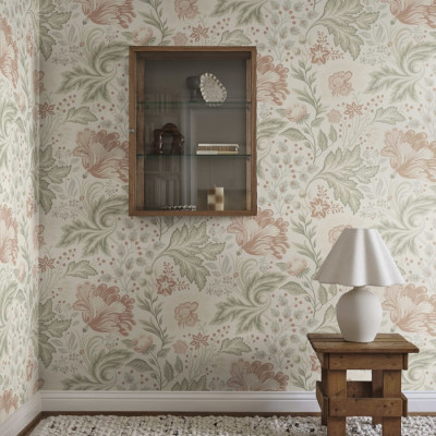 Tapet lavabil cu un design floral delicat, în nuanțe de roz și verde, pe un fundal crem.