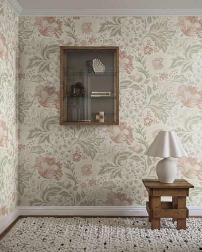 Tapet lavabil cu un design floral delicat, în nuanțe de roz și verde, pe un fundal crem.
