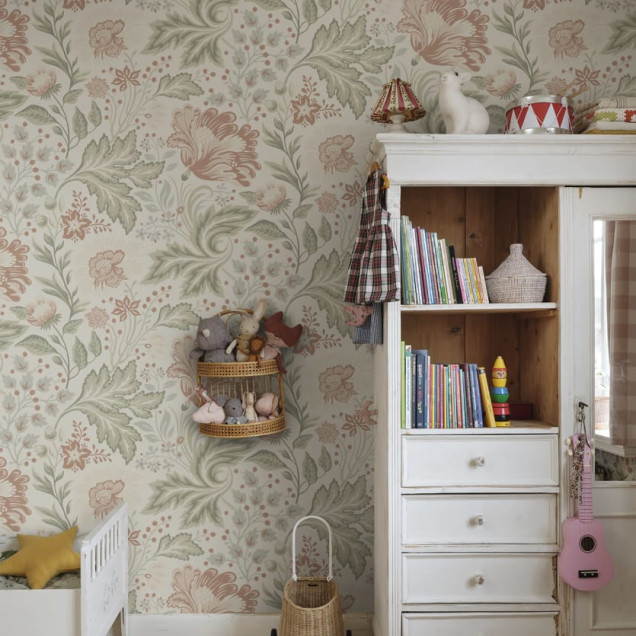 Tapet lavabil cu un design floral delicat, în nuanțe de roz și verde, pe un fundal crem.