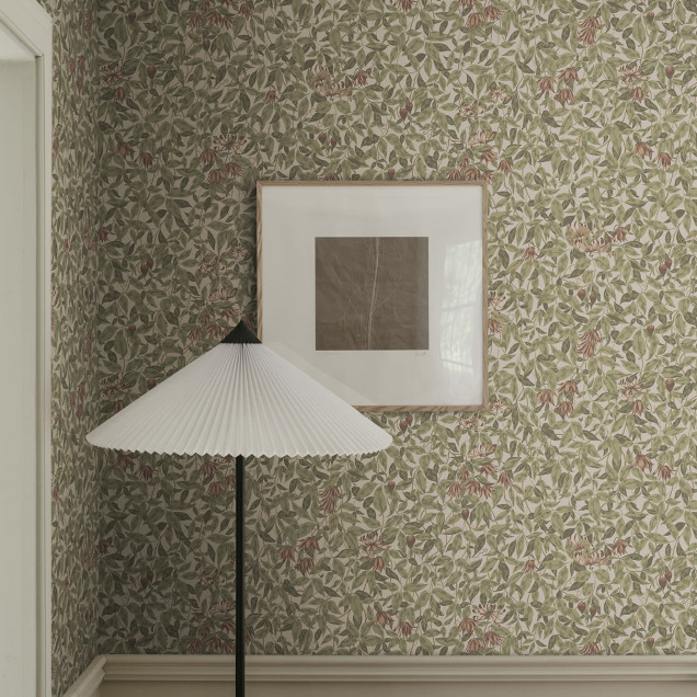 Tapet floral burgund într-un interior elegant