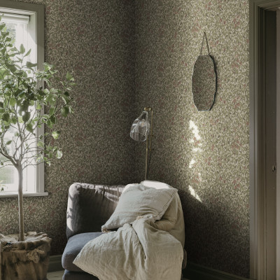 Tapet floral burgund într-un interior elegant