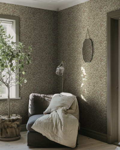 Tapet floral burgund într-un interior elegant