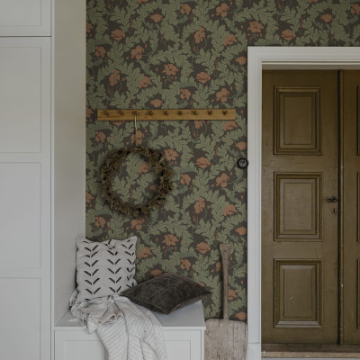 Tapet floral maro și verde într-un interior elegant
