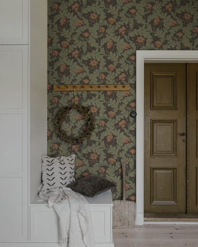 Tapet floral maro și verde într-un interior elegant