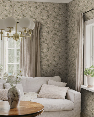Tapet floral bej și verde într-un living elegant