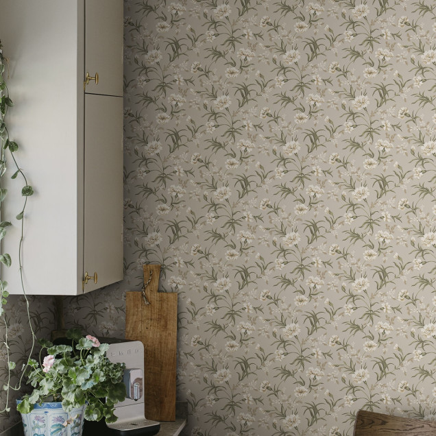 Tapet floral bej și verde într-un living elegant