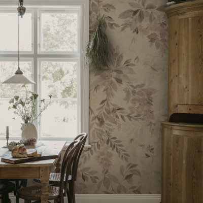 Tapet floral terracotta într-o cameră de zi