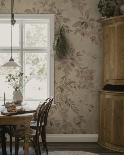 Tapet floral terracotta într-o cameră de zi