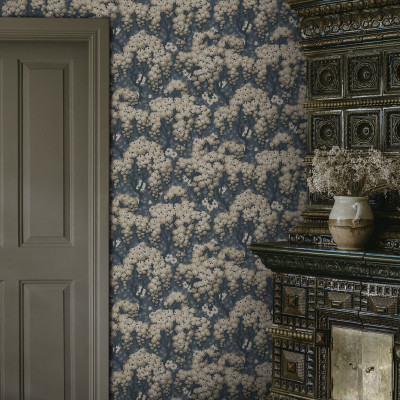 Tapet floral bleumarin cu detalii crem