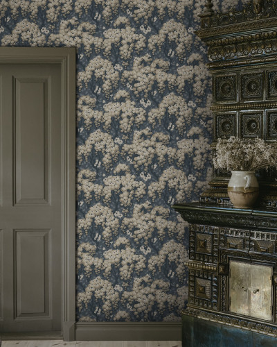 Tapet floral bleumarin cu detalii crem