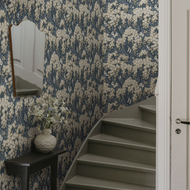 Tapet floral bleumarin cu detalii crem