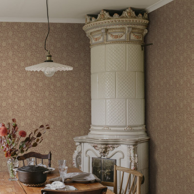 Tapet floral terracotta într-o cameră cu design interior rustic