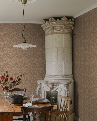 Tapet floral terracotta într-o cameră cu design interior rustic