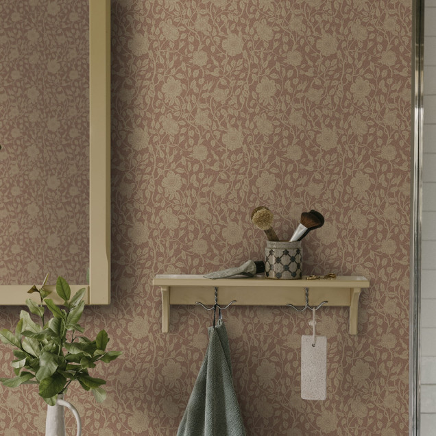 Tapet floral terracotta într-o cameră cu design interior rustic