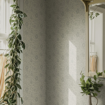 Tapet floral verde salvie într-un interior elegant