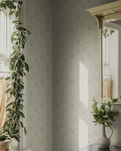 Tapet floral verde salvie într-un interior elegant