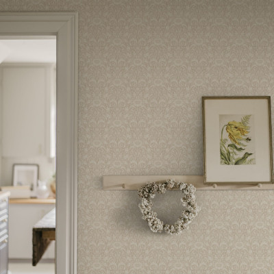 Tapet floral bej într-o cameră decorată