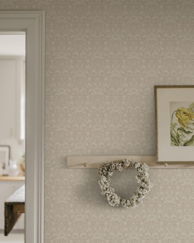 Tapet floral bej într-o cameră decorată