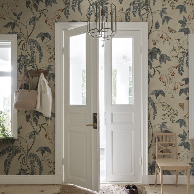Tapet floral albastru și bej într-un interior elegant