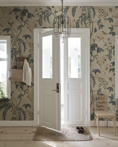 Tapet floral albastru și bej într-un interior elegant