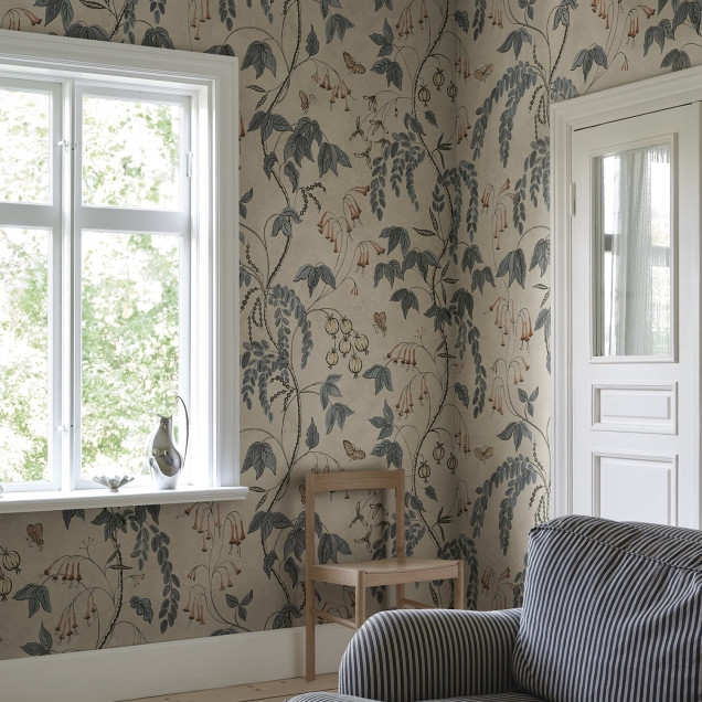 Tapet floral albastru și bej într-un interior elegant