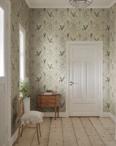 Tapet floral cu design elegant într-un interior modern