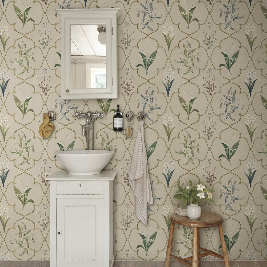 Tapet floral elegant pe fundal închis într-un dormitor