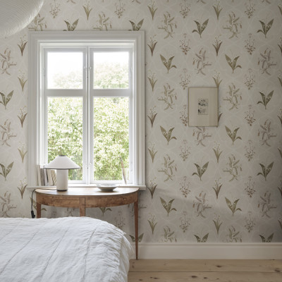 Tapet floral pastelat într-un dormitor luminos