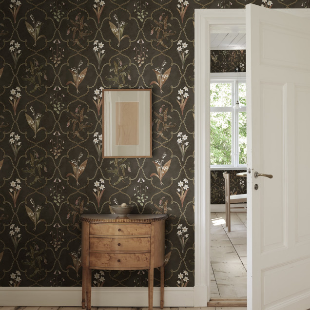 Tapet floral elegant pe fundal închis într-un dormitor