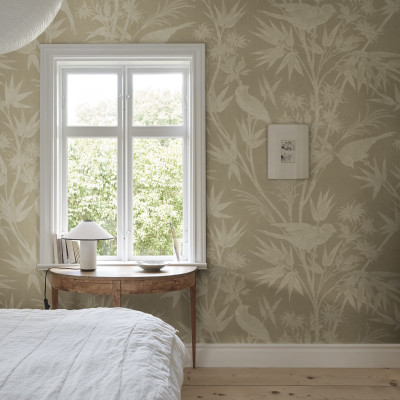 Tapet mural bej cu motive florale și păsări într-un dormitor elegant